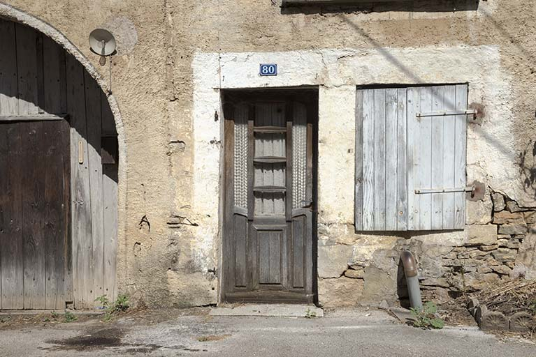 La porte donnant accès au logement de la ferme. © Jérôme Mongreville / Région Bourgogne-Franche-Comté, Inventaire du patrimoine - 2017