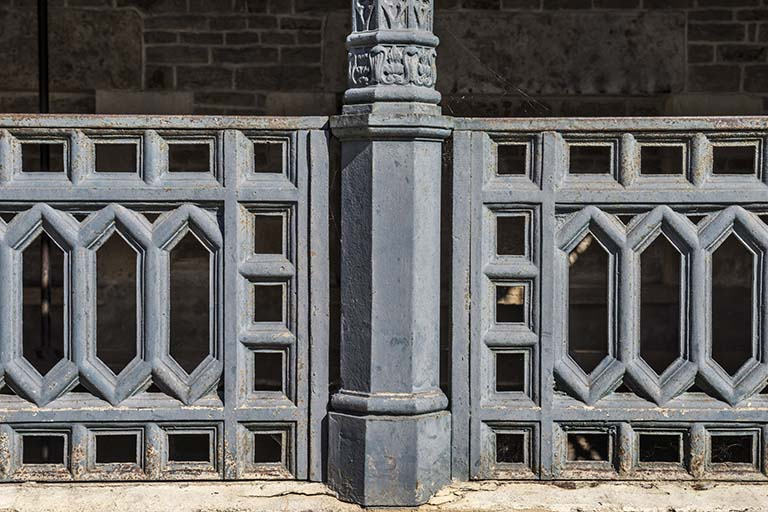 Détail du garde-corps et d'une colone. © Jérôme Mongreville / Région Bourgogne-Franche-Comté, Inventaire du patrimoine - 2017
