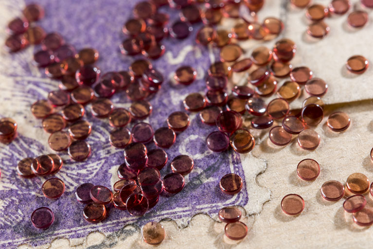 Rubis utilisé comme pierre d'horlogerie (collection Jean-Claude Vuez, Villers-le-Lac). Le paquet porte les inscriptions : "vermeil" et "D 92-94 Ep 22/24". © Sonia Dourlot / Région Bourgogne-Franche-Comté, Inventaire du patrimoine - 2018 Rubis utilisé comme pierre d'horlogerie (collection Jean-Claude Vuez, Villers-le-Lac). Le paquet porte les inscriptions : "vermeil" et "D 92-94 Ep 22/24". © Sonia Dourlot / Région Bourgogne-Franche-Comté, Inventaire du patrimoine - 2018