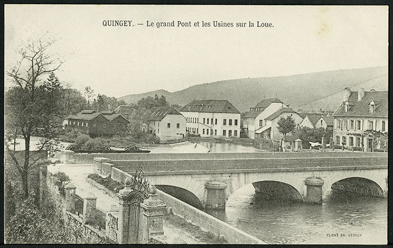 Quingey - Le grand pont et les usines sur la Loue, carte postale, s.d. [fin 19e ou début 20e siècle]. © Raphaël Favereaux / Région Bourgogne-Franche-Comté, Inventaire du patrimoine - 2018