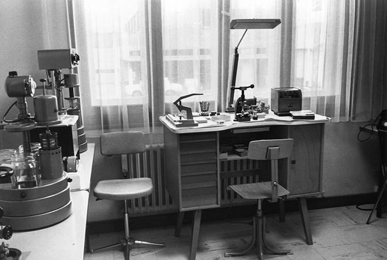 [Le local d'exposition], vers 1967 : établi avec diverses potences (à ouvrir et fermer les boîtes, à poser les verres et à chasser). © Laurent Poupard / Région Bourgogne-Franche-Comté, Inventaire du patrimoine - 2018