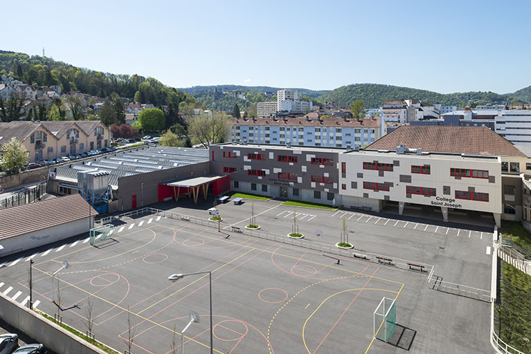 Cour et bâtiments est du lycée. A gauche, sheds de l'usine automobile. © Jérôme Mongreville / Région Bourgogne-Franche-Comté, Inventaire du patrimoine - 2018
