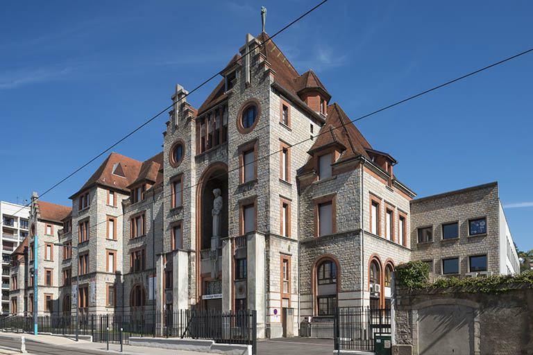 Façade antérieure du lycée. Vue de trois quarts droite. © Jérôme Mongreville / Région Bourgogne-Franche-Comté, Inventaire du patrimoine - 2018