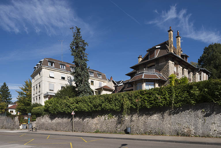 Vue d'ensemble depuis la rue des Fontenottes. © Jérôme Mongreville / Région Bourgogne-Franche-Comté, Inventaire du patrimoine - 2018 Vue d'ensemble depuis la rue des Fontenottes. © Jérôme Mongreville / Région Bourgogne-Franche-Comté, Inventaire du patrimoine - 2018