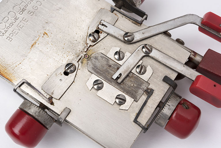 Microchapp d'origine, face supérieure : vue rapprochée (dans l'autre sens). Le coussinet en rubis destiné à supporter le pivot de l'ancre est visible entre les deux palettes mobiles. © Sonia Dourlot / Région Bourgogne-Franche-Comté, Inventaire du patrimoine - 2018