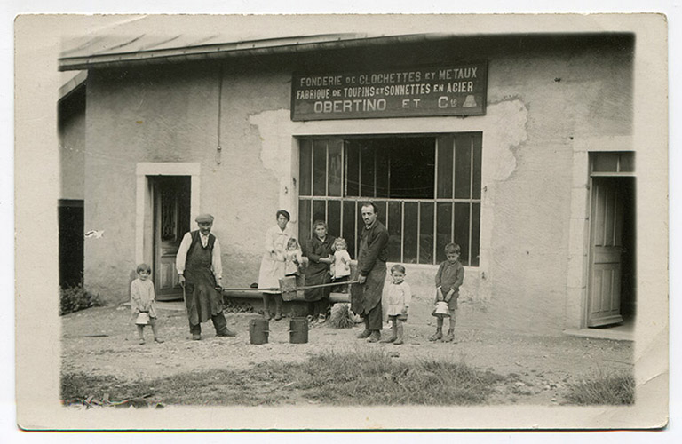 La famille Obertino devant l'atelier de fonderie, s.d. [vers 1930]. © Sonia Dourlot / Région Bourgogne-Franche-Comté, Inventaire du patrimoine - 2018