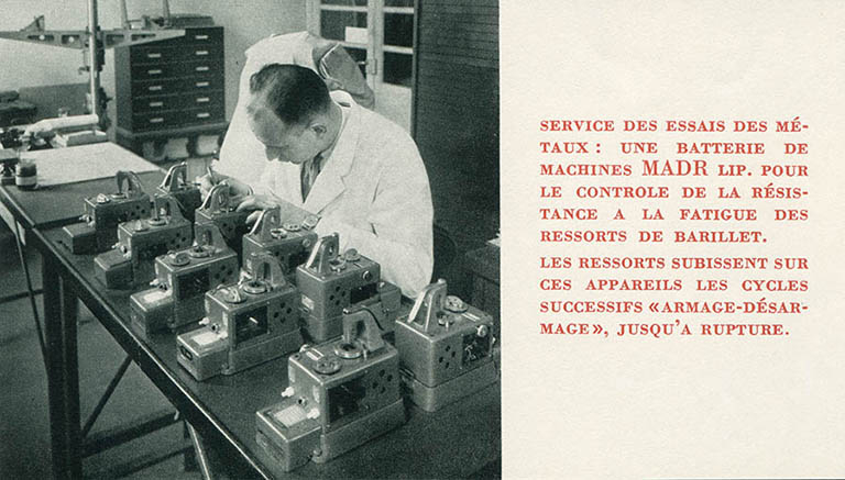 Service des essais des métaux. Contrôle de résistance à la fatigue des ressorts de barillet, 1955. © Meusy / Région Bourgogne-Franche-Comté, Inventaire du patrimoine - 2018