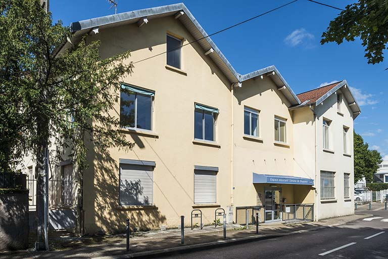 Murs-pignons sur la rue Violet. Vue de trois quarts. © Jérôme Mongreville / Région Bourgogne-Franche-Comté, Inventaire du patrimoine - 2018