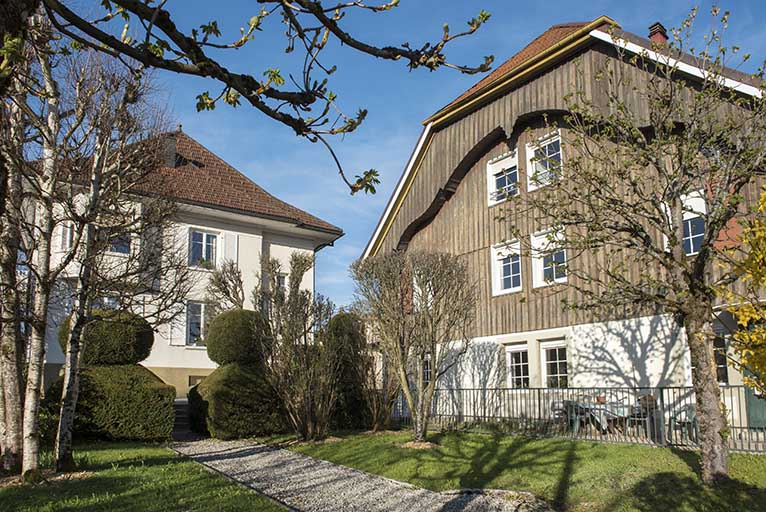 Vue d'ensemble depuis la rue Fauche, à l'est : maison-usine à gauche, ferme à droite. © Sonia Dourlot / Région Bourgogne-Franche-Comté, Inventaire du patrimoine - 2018 Vue d'ensemble depuis la rue Fauche, à l'est : maison-usine à gauche, ferme à droite. © Sonia Dourlot / Région Bourgogne-Franche-Comté, Inventaire du patrimoine - 2018