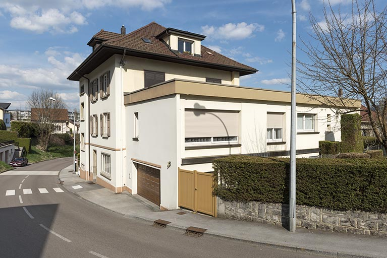 Vue d'ensemble, depuis le sud-ouest (façades antérieure et latérale droite). © Sonia Dourlot / Région Bourgogne-Franche-Comté, Inventaire du patrimoine - 2018