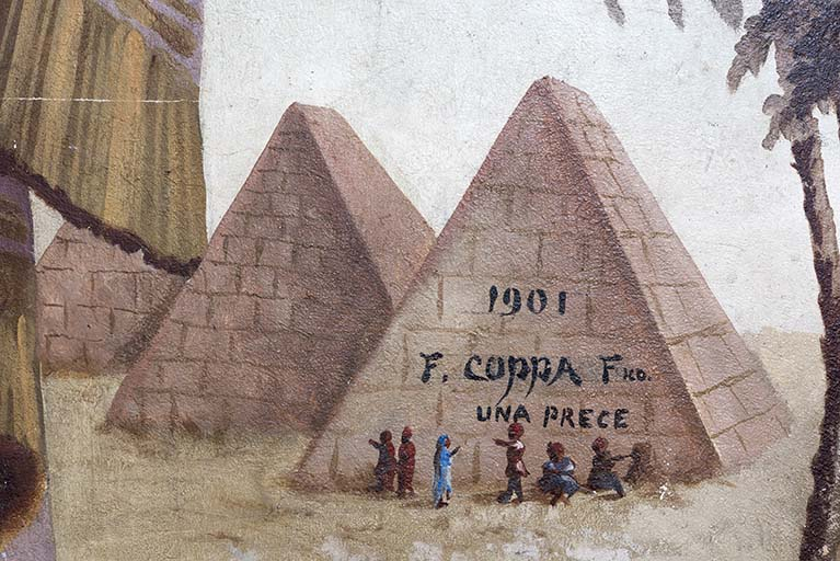 3e palier (à droite) : pyramides (avec détail de la signature et de la date). © Sonia Dourlot / Région Bourgogne-Franche-Comté, Inventaire du patrimoine - 2018