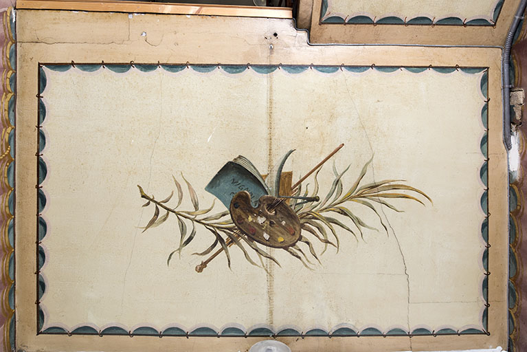Plafond du 3e palier : trophée des arts (avec évocation de Vignole). © Sonia Dourlot / Région Bourgogne-Franche-Comté, Inventaire du patrimoine - 2018