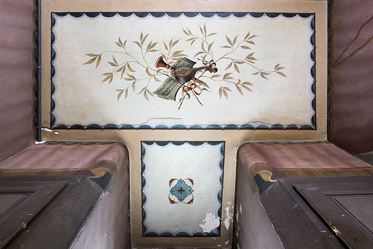Plafond du repos entre le 2e et le 3e palier : trophée de musique. © Sonia Dourlot / Région Bourgogne-Franche-Comté, Inventaire du patrimoine - 2018