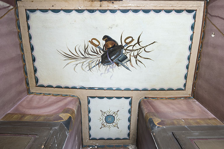 Plafond du repos entre le 1er et le 2e palier : trophée d'armes. © Sonia Dourlot / Région Bourgogne-Franche-Comté, Inventaire du patrimoine - 2018