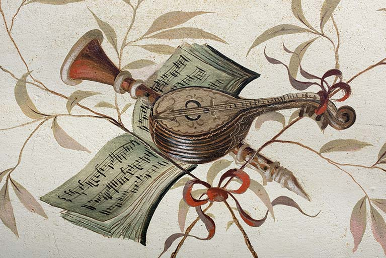 Plafond du repos entre le 2e et le 3e palier : trophée de musique (détail). © Sonia Dourlot / Région Bourgogne-Franche-Comté, Inventaire du patrimoine - 2018