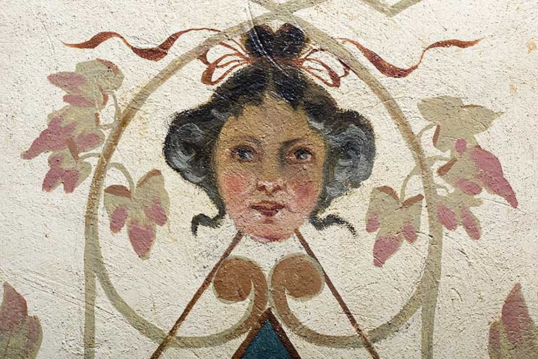 Plafond de la 3e volée : détail d'une tête. © Sonia Dourlot / Région Bourgogne-Franche-Comté, Inventaire du patrimoine - 2018