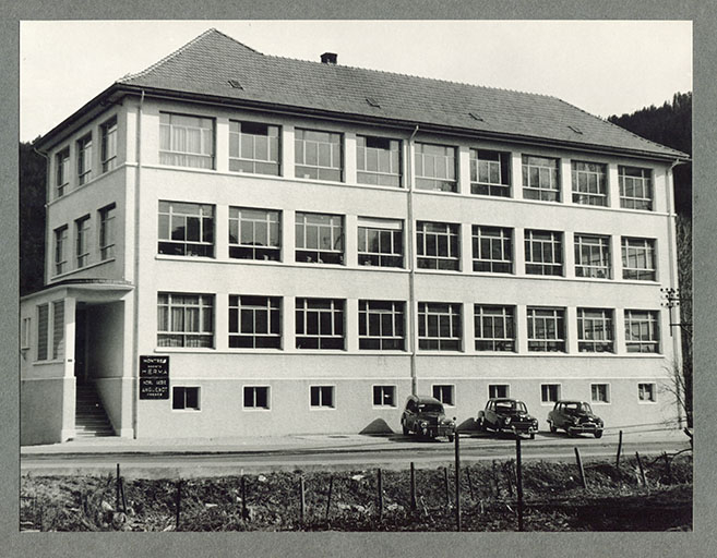 Façade antérieure, de trois quarts gauche, années 1960. © Laurent Poupard / Région Bourgogne-Franche-Comté, Inventaire du patrimoine - 2018 Façade antérieure, de trois quarts gauche, années 1960. © Laurent Poupard / Région Bourgogne-Franche-Comté, Inventaire du patrimoine - 2018
