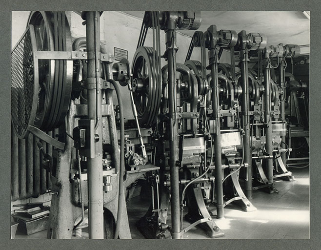 Presses à balancier, années 1960. © Laurent Poupard / Région Bourgogne-Franche-Comté, Inventaire du patrimoine - 2018 Presses à balancier, années 1960. © Laurent Poupard / Région Bourgogne-Franche-Comté, Inventaire du patrimoine - 2018