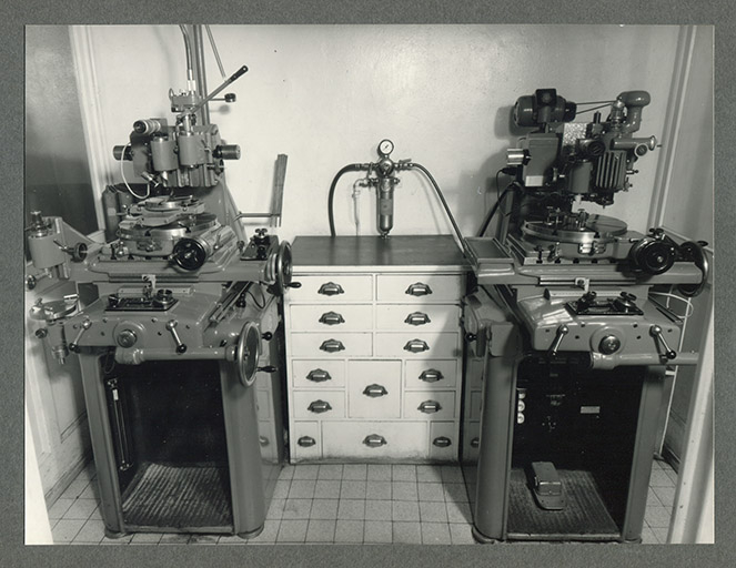 Atelier de métrologie : machines à contrôler, années 1960. © Laurent Poupard / Région Bourgogne-Franche-Comté, Inventaire du patrimoine - 2018 Atelier de métrologie : machines à contrôler, années 1960. © Laurent Poupard / Région Bourgogne-Franche-Comté, Inventaire du patrimoine - 2018