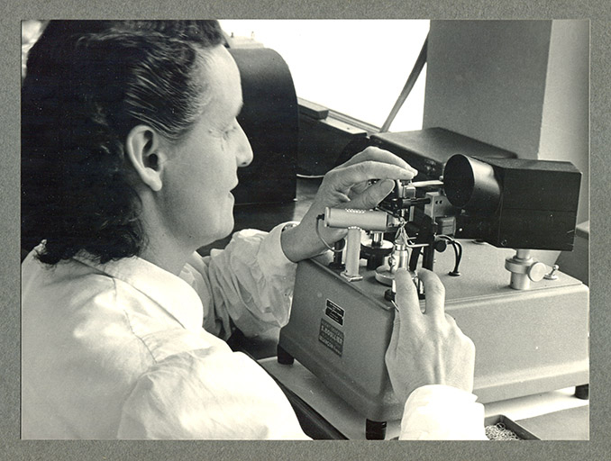Ouvrière au travail, années 1960. © Laurent Poupard / Région Bourgogne-Franche-Comté, Inventaire du patrimoine - 2018 Ouvrière au travail, années 1960. © Laurent Poupard / Région Bourgogne-Franche-Comté, Inventaire du patrimoine - 2018