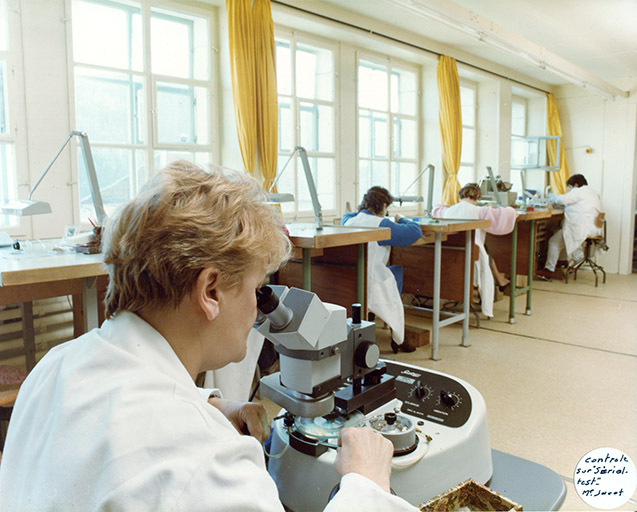 Contrôle sur "Serial-Test". Mme Jacot, décennie 1980. © Bourgeois / Région Bourgogne-Franche-Comté, Inventaire du patrimoine - 2018 Contrôle sur "Serial-Test". Mme Jacot, décennie 1980. © Bourgeois / Région Bourgogne-Franche-Comté, Inventaire du patrimoine - 2018