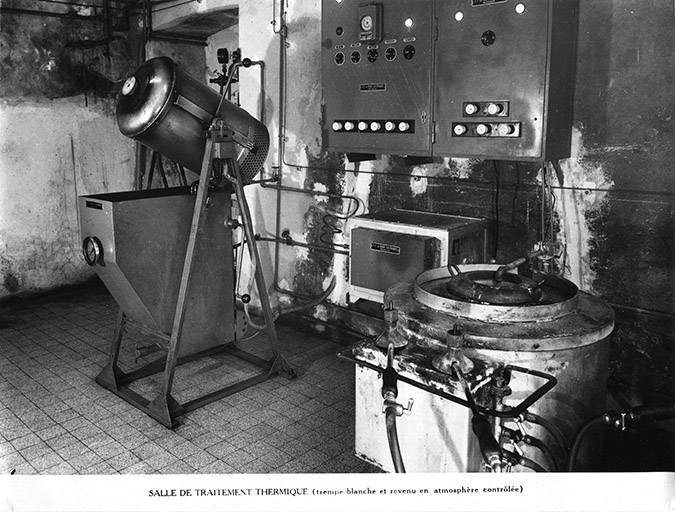 Atelier de traitement thermique (trempe blanche et revenu en atmosphère contrôlée), vers 1950. © Bourgeois / Région Bourgogne-Franche-Comté, Inventaire du patrimoine - 2018 Atelier de traitement thermique (trempe blanche et revenu en atmosphère contrôlée), vers 1950. © Bourgeois / Région Bourgogne-Franche-Comté, Inventaire du patrimoine - 2018