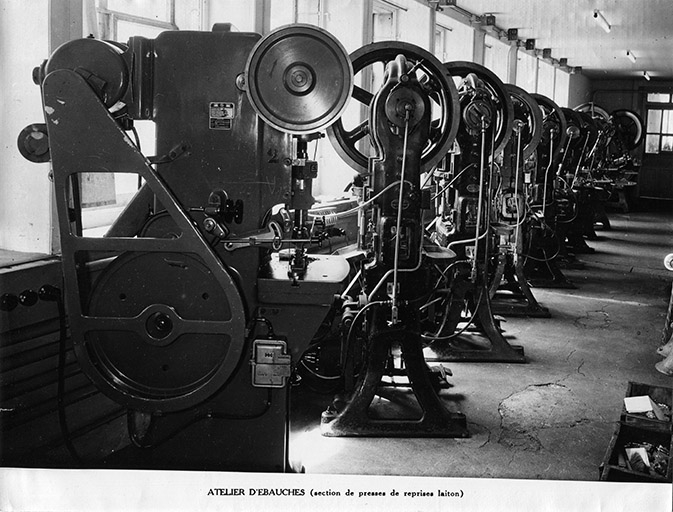 Atelier d'ébauches (section de presses de reprises laiton), vers 1950. © Joseph Stainacre / Région Bourgogne-Franche-Comté, Inventaire du patrimoine - 2018 Atelier d'ébauches (section de presses de reprises laiton), vers 1950. © Joseph Stainacre / Région Bourgogne-Franche-Comté, Inventaire du patrimoine - 2018