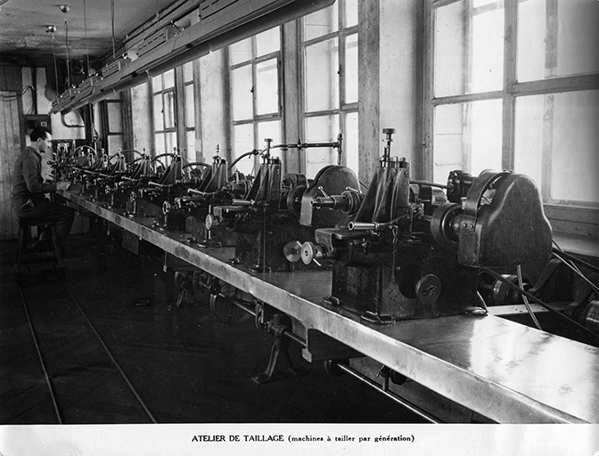 Atelier de taillage (machines à tailler par génération), vers 1950. © Joseph Stainacre / Région Bourgogne-Franche-Comté, Inventaire du patrimoine - 2018 Atelier de taillage (machines à tailler par génération), vers 1950. © Joseph Stainacre / Région Bourgogne-Franche-Comté, Inventaire du patrimoine - 2018