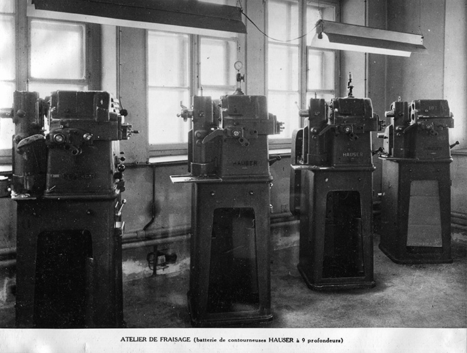 Atelier de fraisage (batterie de contourneuses Hauser à 9 profondeurs), vers 1950. © Joseph Stainacre / Région Bourgogne-Franche-Comté, Inventaire du patrimoine - 2018 Atelier de fraisage (batterie de contourneuses Hauser à 9 profondeurs), vers 1950. © Joseph Stainacre / Région Bourgogne-Franche-Comté, Inventaire du patrimoine - 2018