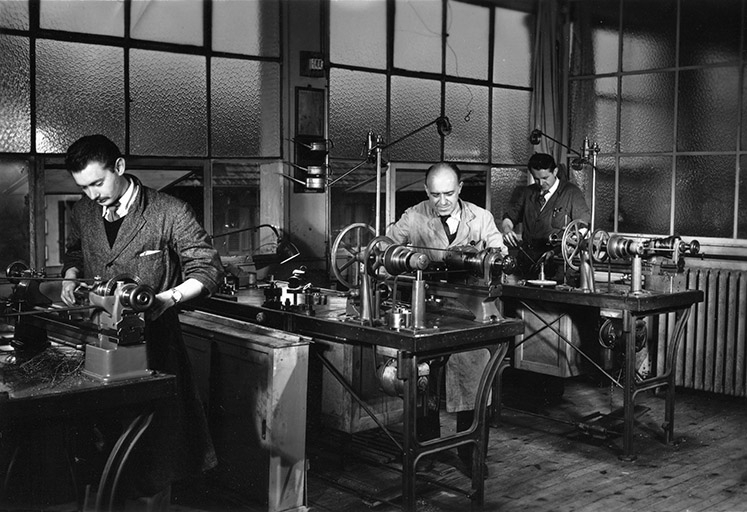 Atelier de mécanique (?), vers 1950 (usine Parrenin ou usine Ultra à Besançon) ? © Bourgeois / Région Bourgogne-Franche-Comté, Inventaire du patrimoine - 2018 Atelier de mécanique (?), vers 1950 (usine Parrenin ou usine Ultra à Besançon) ? © Bourgeois / Région Bourgogne-Franche-Comté, Inventaire du patrimoine - 2018