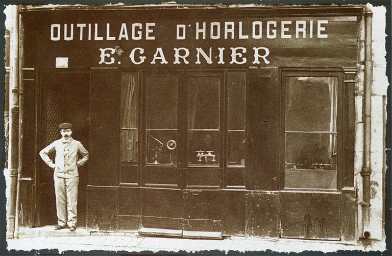Devanture du magasin d'outillage d'horlogerie Garnier, s.d. [vers 1910]. © Raphaël Favereaux / Région Bourgogne-Franche-Comté, Inventaire du patrimoine - 2018