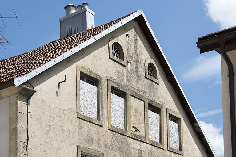 Façade latérale droite : fenêtres multiples dans le pignon. © Sonia Dourlot / Région Bourgogne-Franche-Comté, Inventaire du patrimoine - 2018