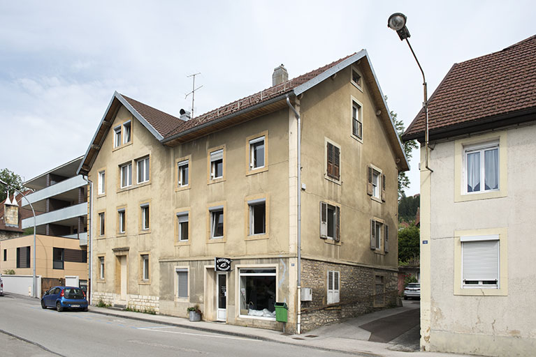 Bâtiment sur rue : façades antérieure et latérale droite. © Sonia Dourlot / Région Bourgogne-Franche-Comté, Inventaire du patrimoine - 2018