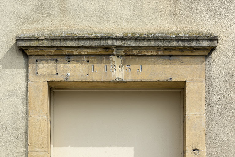 Bâtiment sur rue : linteau daté 1893. © Sonia Dourlot / Région Bourgogne-Franche-Comté, Inventaire du patrimoine - 2018