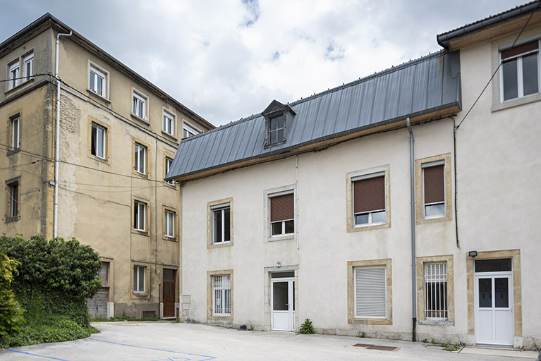 Façade posérieure, de trois quarts droite. © Sonia Dourlot / Région Bourgogne-Franche-Comté, Inventaire du patrimoine - 2018