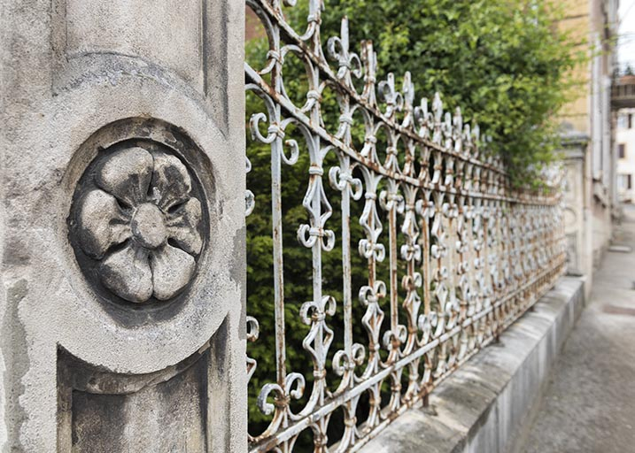 Grille sur la rue Neuve. © Sonia Dourlot / Région Bourgogne-Franche-Comté, Inventaire du patrimoine - 2018