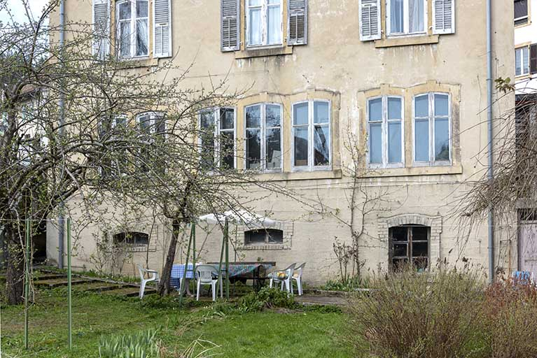 Façade postérieure : fenêtres horlogères et fenêtres multiples. © Sonia Dourlot / Région Bourgogne-Franche-Comté, Inventaire du patrimoine - 2018