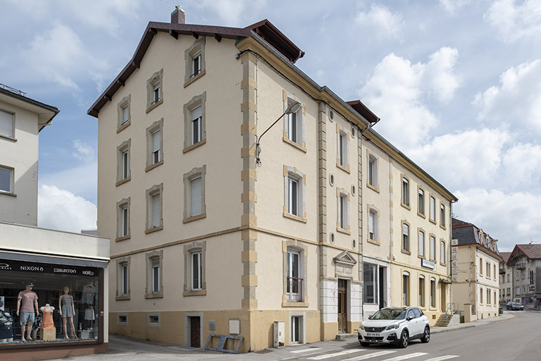 Bâtiment sur rue : façades antérieure et latérale gauche. © Sonia Dourlot / Région Bourgogne-Franche-Comté, Inventaire du patrimoine - 2018