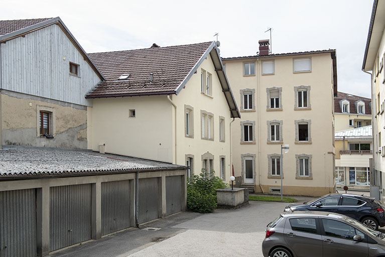 Bâtiments sur cour (à gauche) et sur rue (à droite). © Sonia Dourlot / Région Bourgogne-Franche-Comté, Inventaire du patrimoine - 2018