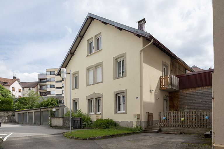 Bâtiment sur cour : façades antérieure et latérale droite. © Sonia Dourlot / Région Bourgogne-Franche-Comté, Inventaire du patrimoine - 2018