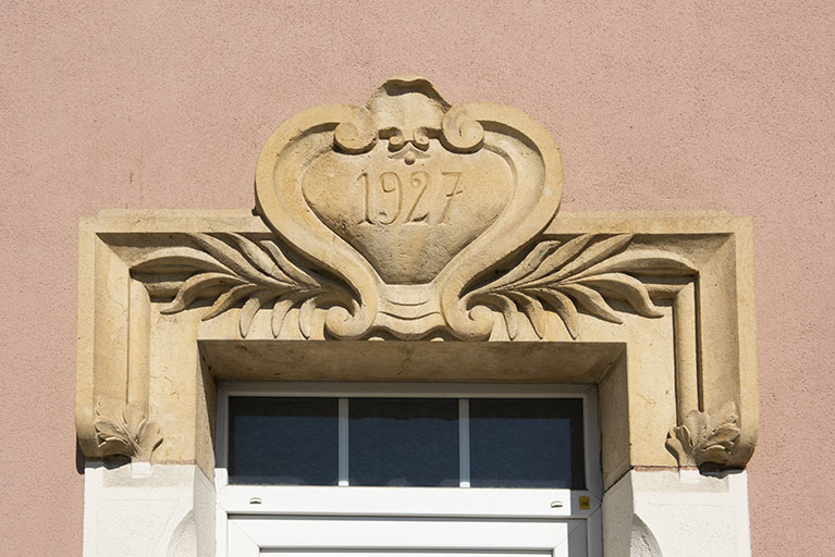 Façade antérieure : linteau daté 1927. © Sonia Dourlot / Région Bourgogne-Franche-Comté, Inventaire du patrimoine - 2018
