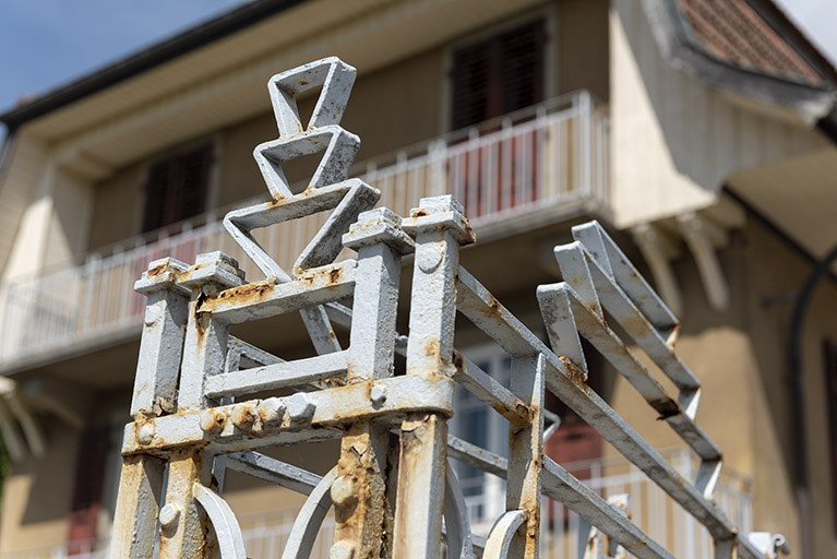 Détail de ferronnerie : couronnement du pilier. © Sonia Dourlot / Région Bourgogne-Franche-Comté, Inventaire du patrimoine - 2018