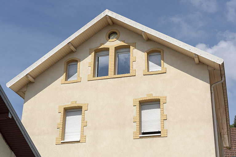 Façade latérale gauche : pignon avec fenêtre horlogère. © Sonia Dourlot / Région Bourgogne-Franche-Comté, Inventaire du patrimoine - 2018