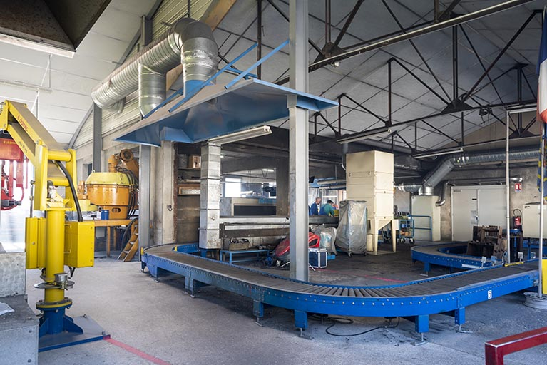 Intérieur de l'atelier au rez-de-chaussée : le convoyeur dans la zone de coulée. © Sonia Dourlot / Région Bourgogne-Franche-Comté, Inventaire du patrimoine - 2018