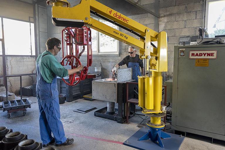 Fonte du bronze (la grue est prête à saisir la poche de métal en fusion). © Sonia Dourlot / Région Bourgogne-Franche-Comté, Inventaire du patrimoine - 2018