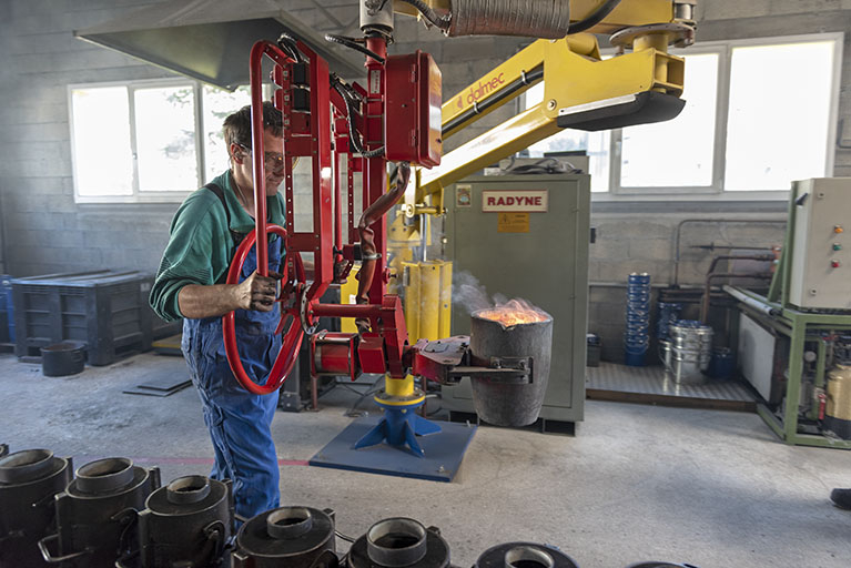 Transport du creuset (poche) plein de bronze en fusion, à l'aide de la grue d'atelier. © Sonia Dourlot / Région Bourgogne-Franche-Comté, Inventaire du patrimoine - 2018