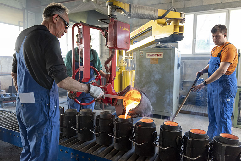 Coulée dans un petit châssis (Yves Obertino éloigne les scories avec une barre métallique). © Sonia Dourlot / Région Bourgogne-Franche-Comté, Inventaire du patrimoine - 2018