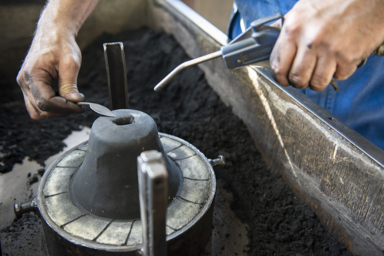 Fabrication du moule : finition du moulage en relief (intérieur de la cloche) une fois le modèle retiré. © Sonia Dourlot / Région Bourgogne-Franche-Comté, Inventaire du patrimoine - 2018