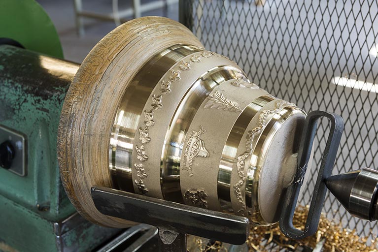 Tournage d'une cloche : la cloche immobile, avec ses bandes avivées par le ciseau. © Sonia Dourlot / Région Bourgogne-Franche-Comté, Inventaire du patrimoine - 2018