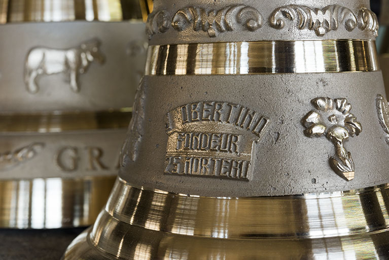 Marque du fabricant sur une cloche. © Sonia Dourlot / Région Bourgogne-Franche-Comté, Inventaire du patrimoine - 2018